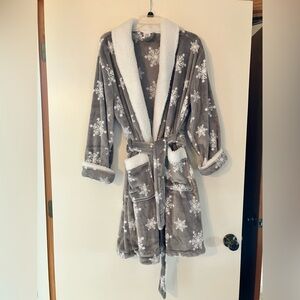 Martha Stewart Collection Plush Robe, One Size, gray w/ white snowflakes